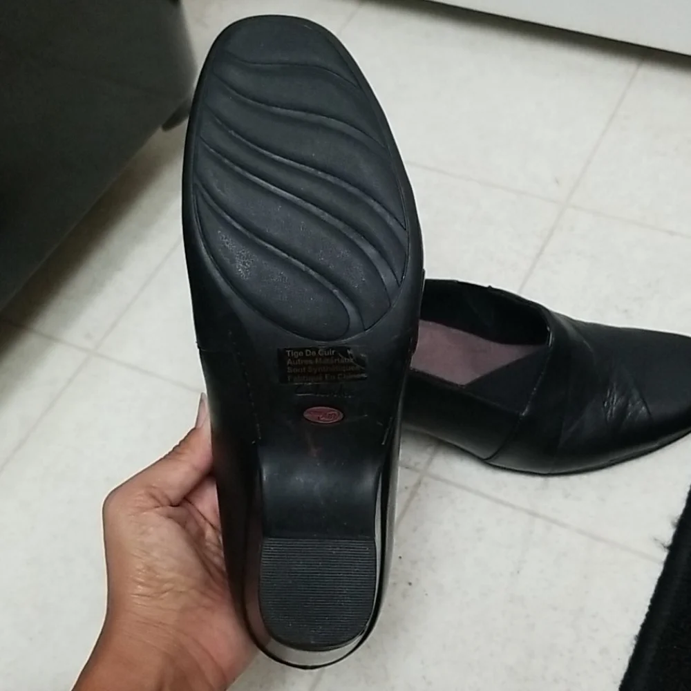 CLARKS Everyday leather slip on shoes kitten heel